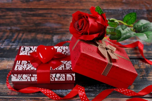 Cadeaus Decoratieve Dozen Rode Roos Voor Valentijnsdag Houten Ondergrond — Stockfoto