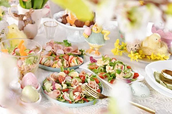 Feestelijke Tafel Met Paasontbijt Met Verse Salades Ham Gevulde Eieren — Stockfoto