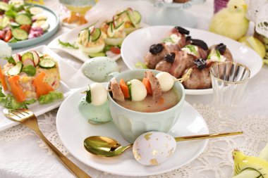Salatalı Paskalya masası, yumurta ve bıldırcın yumurtası, havuç ve sosis şişi ile geleneksel beyaz borş.