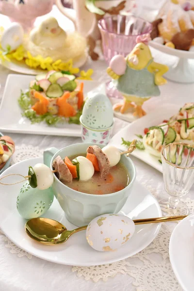 Borscht Branco Páscoa Tradicional Com Ovo Codorniz Espetos Cenoura Salsicha — Fotografia de Stock