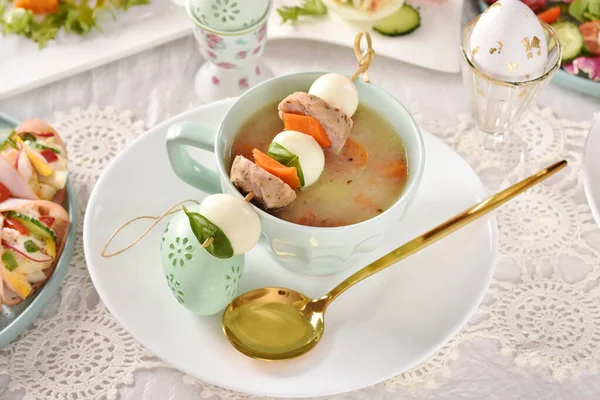 Traditioneller Osterborschtsch Mit Wachtelei Karotte Und Wurstspieß — Stockfoto