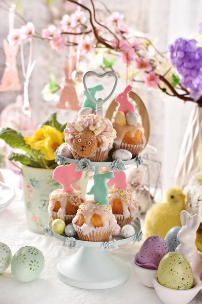 Muffins Pâques Avec Des Décors Forme Lapin Mouton Sur Table — Photo