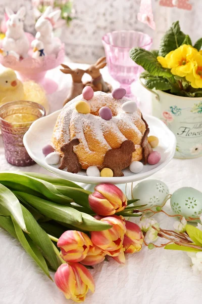 Torta Anello Pasquale Con Caramelle Forma Uovo Cosparsa Zucchero Velo — Foto Stock