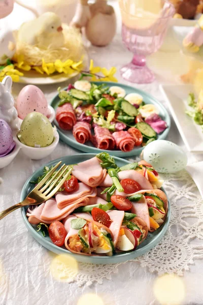 Table Pâques Avec Salades Fraîches Avec Salami Cônes Jambon Remplis — Photo