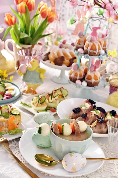 Velikonoční Stůl Saláty Vejci Tradičním Bílým Borščem Křepelčím Vejcem Mrkví — Stock fotografie
