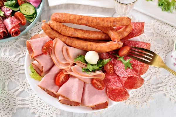 Osterfrühstück Mit Einem Teller Schinken Scheiben Salami Und Würstchen Und — Stockfoto