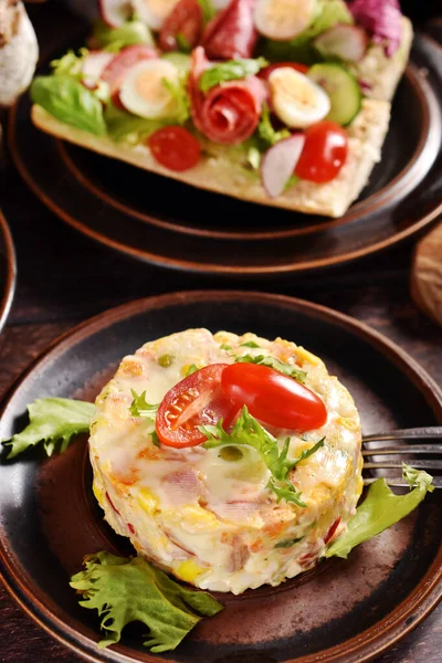 丸みを帯びた形状とサラミの野菜サラダ イースターのための素朴なスタイルのテーブルにウズラの卵とレタスのサンドイッチ — ストック写真