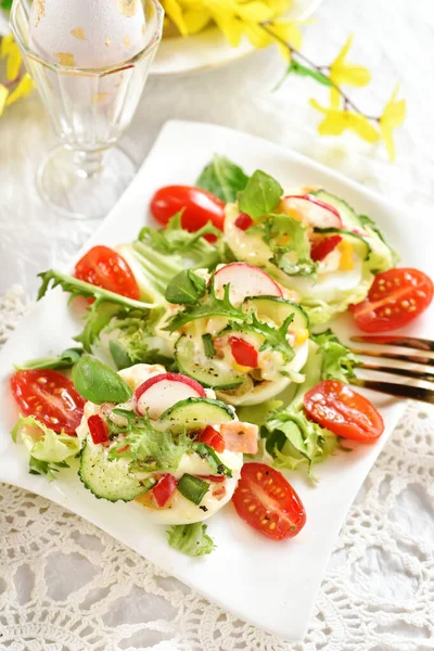 Sebze Salatası Mayonez Taze Bahar Turpu Salatalık Süslemesiyle Doldurulmuş Yumurtalı — Stok fotoğraf