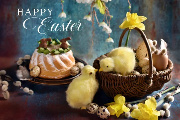 Easter Card Wicker Basket Sweet Chicken Figurines Traditional Ring Cake — Stock Photo, Image