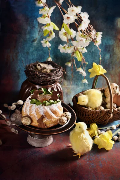 Osterringkuchen Und Weidenkorb Mit Hühnern Und Blumen Auf Grunge Hintergrund — Stockfoto