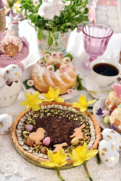 Traditioneller Polnischer Osterkuchen Mazurek Mit Schokoladenglasur Und Pistazien Und Ringkuchen — Stockfoto