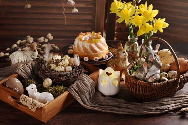 Ostertischdekorationen Blumen Und Ringkuchen Mit Rosinen Rustikalen Stil — Stockfoto