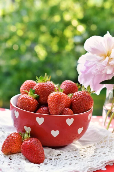 Rote Schüssel Mit Frischen Erdbeeren Auf Dem Tisch Garten — Stockfoto