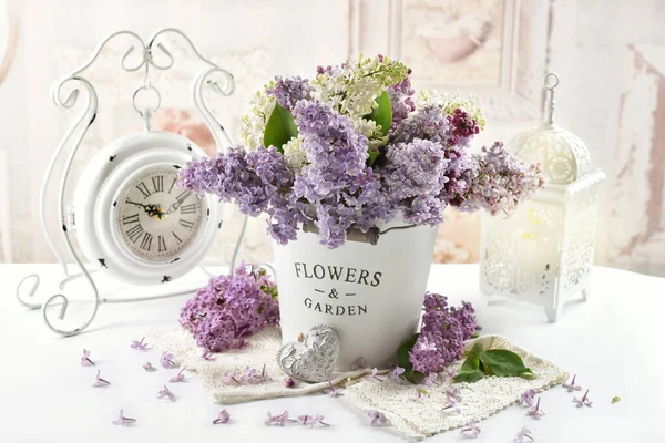 Krásná Kompozice Kyticí Barevných Šeříkových Květů Kovovém Vědru Ošuntělém Elegantním — Stock fotografie