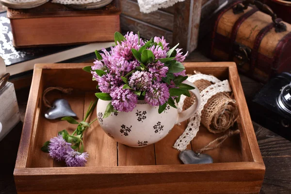 Μικρή Δέσμη Ροζ Τριφύλλι Λουλούδια Ξύλινο Κουτί Ρουστίκ Τραπέζι Στυλ — Φωτογραφία Αρχείου