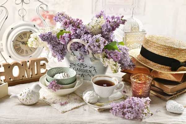 Mesa Com Uma Xícara Café Buquê Flores Lilás Coloridas Balde — Fotografia de Stock