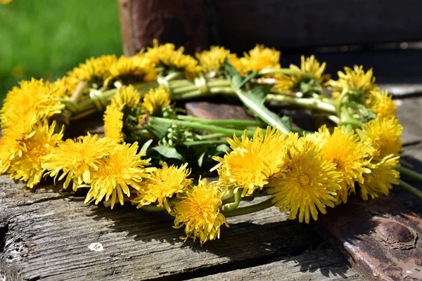 Ghirlanda Tarassaco Fatta Fiori Freschi Sdraiati Vecchio Carro Legno — Foto Stock