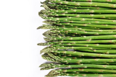 Yeşil kuşkonmaz kenarlığı beyaz üzerine izole edilmiş ve sol tarafta kendi metni için kopyalama alanı var