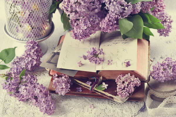 Natura Morta Stile Vintage Con Pila Vecchi Libri Freschi Fiori — Foto Stock