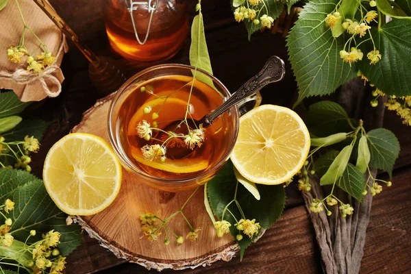 Ένα Ποτήρι Υγιεινό Linden Τσάι Μέλι Και Λεμόνι Για Κρύο — Φωτογραφία Αρχείου