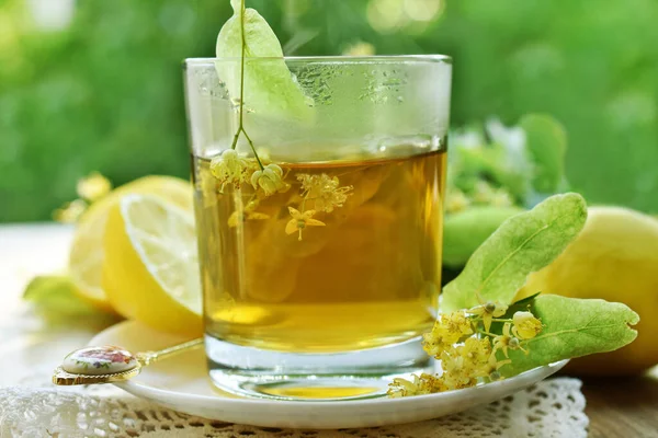 Ein Glas Heißer Lindentee Mit Zitrone Auf Dem Tisch Garten — Stockfoto
