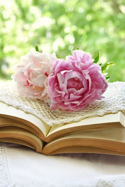 Романтический Стиль Натюрморт Двумя Розовыми Пионами Лежащими Старых Книгах Столе — стоковое фото