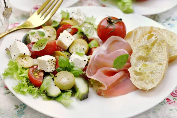 Fresh Mediterraneanstyle Salad Feta Cheese Vegetables Prosciutto Ham White Plate — Fotografia de Stock