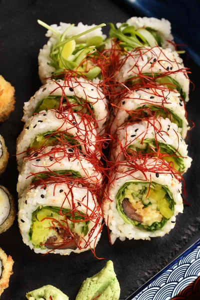 Vegan Japonské Sushi Rolky Shiitake Houbami Avokádo Okurka Ředkvička Černé — Stock fotografie