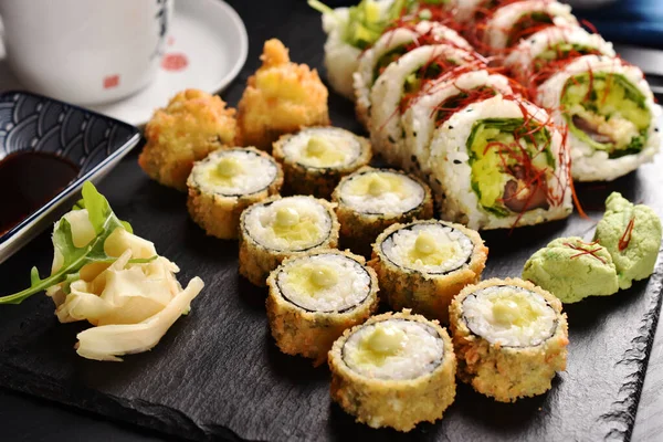 日本寿司配上煎饼卷 素食卷配上芝麻蘑菇 蔬菜和红盘绿茶 — 图库照片