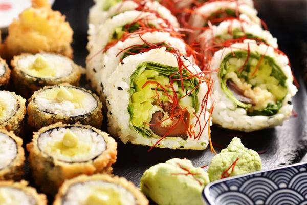 Japanse Sushi Broodjes Met Shiitake Champignons Avocado Komkommer Radijs Zwart — Stockfoto