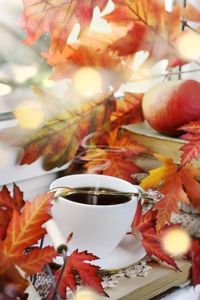 在窗台上放上一杯秋天的咖啡 装饰着五彩缤纷的枫叶 — 图库照片