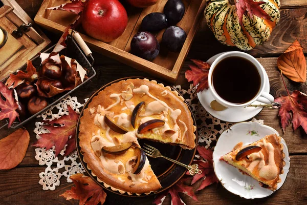 Vista Superior Tarta Queso Casera Con Ciruelas Una Taza Café — Foto de Stock