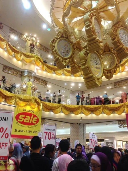 kuala lumpur - 21 Temmuz: Malezya dükkanlar için kuala Lumpur, Malezya, 21 Temmuz 2013 tarihinde eid al-fitri kutlama için hazırlarken yeni bir bez. Malezya kutlama eid al-Bayramı Ağustos 8, 2013.