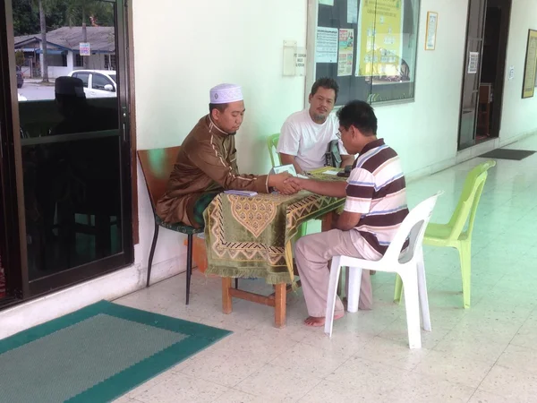 Kuala lumpur - 7 sierpnia: Malezji przyczynić się zakat fitrah lub zakat al-fitr to charytatywna dla ubogich pod koniec postu w Świętego islamskiego miesiąca ramadan na 7 sierpnia, 2013 w kuala lumpur, — Zdjęcie stockowe