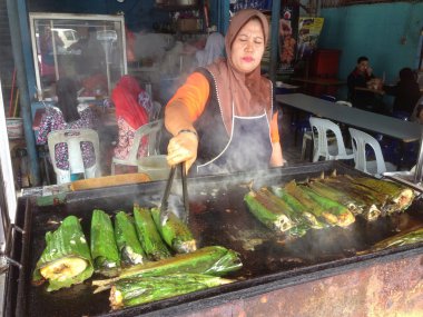 kuala lumpur - Ağustos 13: preparing Ikan bakar ya da ızgara balık Malezya favori lezzet üzerinde Ağustos 13, Malezya 2013 yılında kuala lumpur, Malezya.