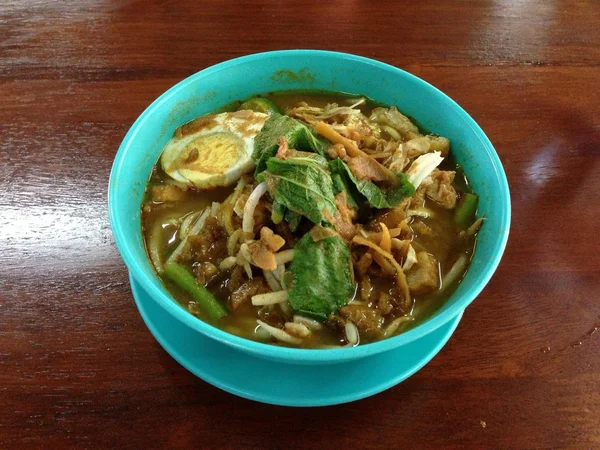 Malaysia Delicious Curry Mee di atas meja kayu — Stok Foto