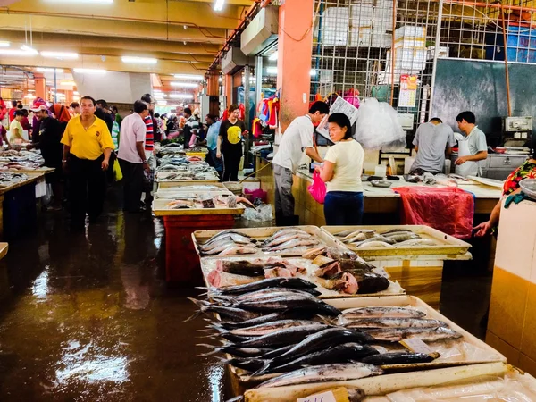 マレーシアの伝統的なマレーシアのぬれた市場の新鮮な魚を購入 — ストック写真