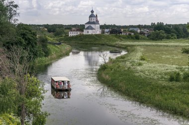 Suzdal. deniz otobüsü üzerinde arka planda nehir kamenka elias Kilisesi