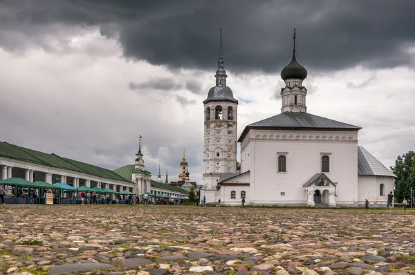 Suzdal. Zona comercial y Iglesia de Voskresenskaya —  Fotos de Stock