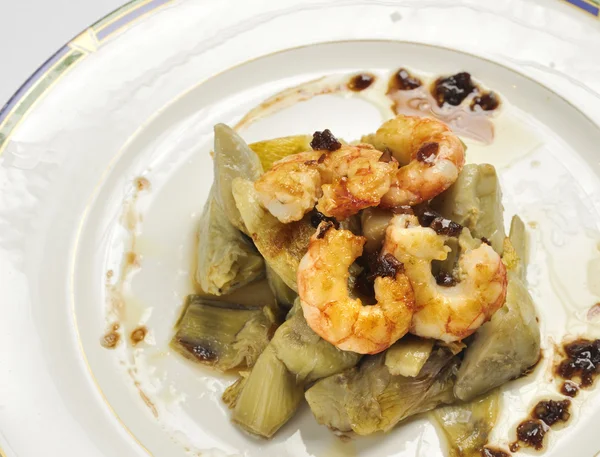 Artichokes with prawns sauteed with caramelized onions — Stock Photo, Image