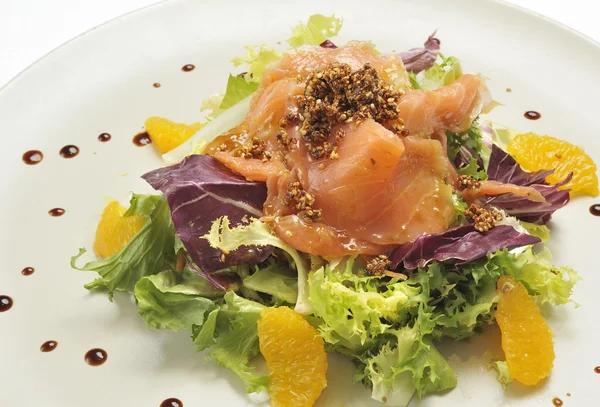 연어 샐러드 양상추와 귤 세그먼트와 escarole — 스톡 사진