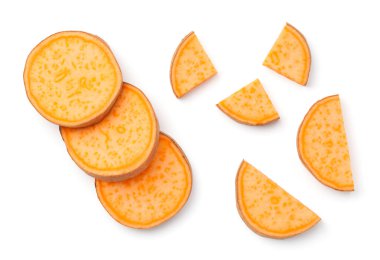 Beyaz arka planda izole edilmiş tatlı patates dilimleri. Üst görünüm