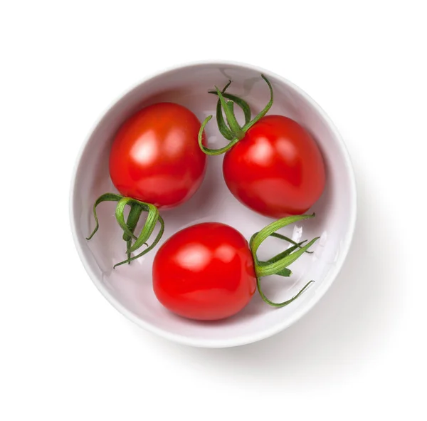 Tres Tomates Cherry Tazón Blanco Aislados Sobre Fondo Blanco Vista —  Fotos de Stock
