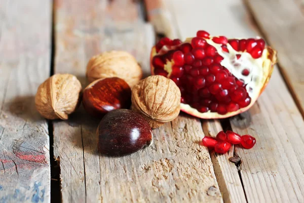 Frutta a guscio e melograno — Foto Stock