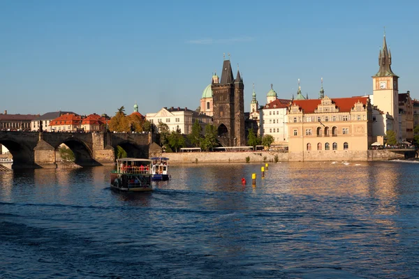 I turisti cavalcano su barche da diporto sul fiume Moldava, con vista su Praga . — Foto Stock