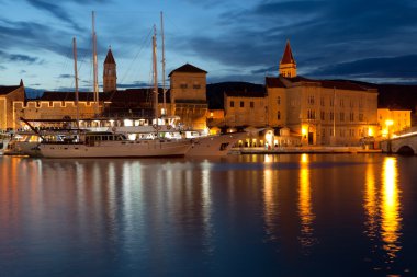 Trogir gece görünümü