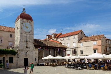 Trogir, Hırvatistan - juli 4: turist ziyaret eski şehir