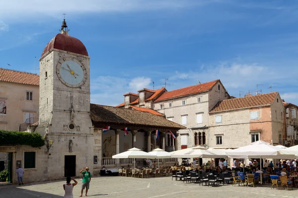 TROGIR, CROATIE - 4 JUILLET : Les touristes visitent la vieille ville — Photo