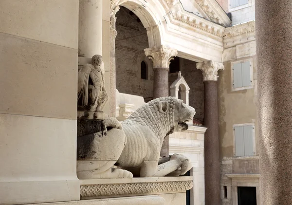 Лев на кафедральном соборе Сплита, Диоклетианов дворец, Хорватия — стоковое фото