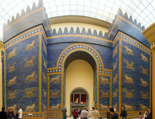 Puerta de la ciudad babilónica en el museo de Pérgamo — Foto de Stock